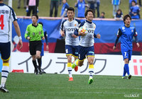 途中出場の福森 健太（北九州/#3）がゴールに入ったボールをセンターサークルまで持って行き、逆転を狙う姿勢を見せた【明治安田Ｊ３ 第5節 富山vs北九州】