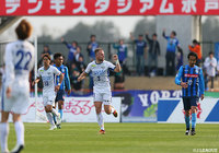右からのクロスにゴール前に駆け上がったヨルディ バイス(徳島/#3)が合わせて土壇場で同点!【明治安田J2 第8節 水戸vs徳島】