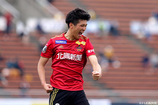後半27分に得点を奪った小松 蓮（金沢）の気合のガッツポーズ！今季の自身の得点を3に伸ばすとともに3連勝に貢献【明治安田Ｊ２ 第8節 金沢vs千葉】