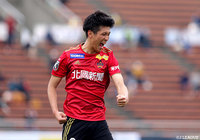 後半27分に得点を奪った小松 蓮（金沢）の気合のガッツポーズ！今季の自身の得点を3に伸ばすとともに3連勝に貢献【明治安田Ｊ２ 第8節 金沢vs千葉】