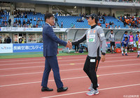 ドロー決着も互いの健闘を称え合う長崎の手倉森 誠監督(左)と山口の霜田 正浩監督【明治安田J2 第8節 長崎vs山口】
