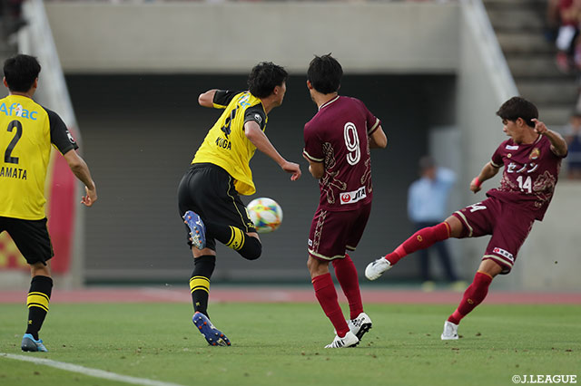 左からのクロスに上門 知樹（琉球/#14）が右足で完璧なボレーシュートを放ち、ネットに突き刺す！【明治安田Ｊ２ 第8節 琉球vs柏】