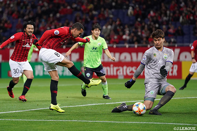 エヴェルトン（浦和）のシュートはGKに防がれてしまう！【ACL GS MD3 浦和vs全北現代】