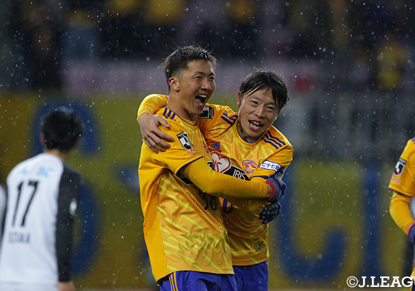 47分、長沢　駿（左）のゴールでホームの仙台が先制！【ルヴァンカップ GS第3節仙台vs柏】