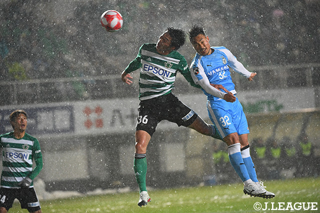 雪が残る厳しいコンディションの中、中山　仁斗（磐田）が三ッ田　啓希（松本）に競り勝ち磐田が先制！【ルヴァンカップ GS第3節松本vs磐田】