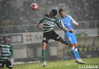 雪が残る厳しいコンディションの中、中山　仁斗（磐田）が三ッ田　啓希（松本）に競り勝ち磐田が先制！【ルヴァンカップ GS第3節松本vs磐田】