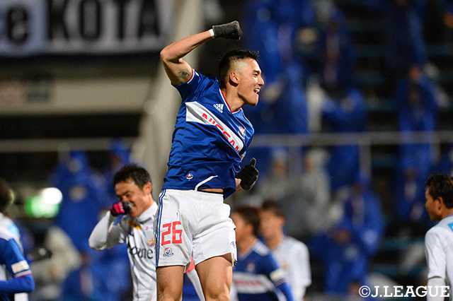 前半アディショナルタイム、イッペイ　シノヅカ（横浜FM）がゴールを奪いガッツポーズ！【ルヴァンカップ GS第3節横浜FMvs長崎】