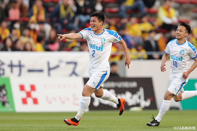 FKのチャンスにゴール前でマークを外した藤嵜 智貴がヘディングシュートを流し込み、アウェイの沼津が先制点を奪う【明治安田Ｊ３ 第6節 北九州vs沼津】