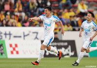 FKのチャンスにゴール前でマークを外した藤嵜 智貴がヘディングシュートを流し込み、アウェイの沼津が先制点を奪う【明治安田J3 第6節 北九州vs沼津】