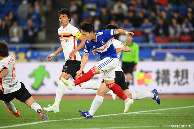 後半アディショナルタイムに三好 康児（横浜FM）がドリブルで持ち上がりシュートを放つも、GKの正面に飛びゴールならず【明治安田Ｊ１ 第7節 横浜FMvs名古屋】