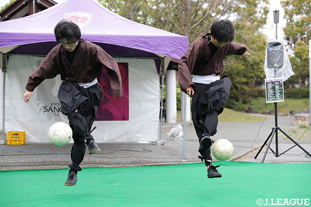 Freestyle Football UNIT 『RAPAZ（ラパス）』さんの華麗なリフティング！【明治安田Ｊ２ 第9節 京都vs金沢】