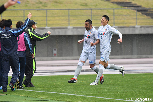 ルーズボールに素早く寄せた三上 陽輔（#19）が右足でゴールに流し込み、長野が先制に成功【明治安田Ｊ３ 第6節 讃岐vs長野】