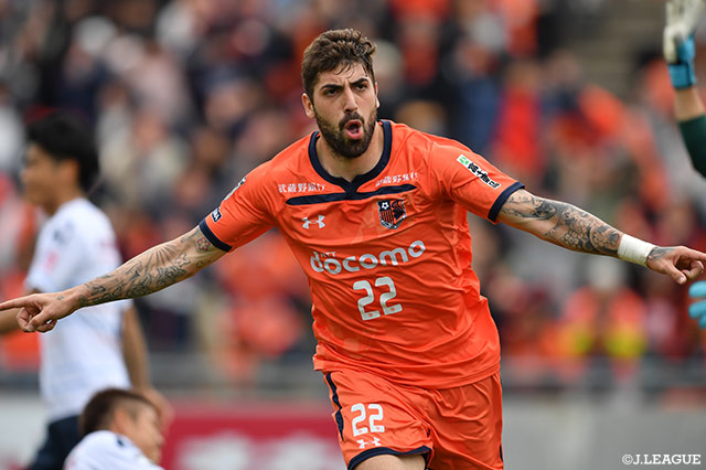 奥井のシュートは防がれるも、跳ね返りのボールをフアンマ デルガドが胸トラップから振り抜き、大宮が先制点を奪取！【明治安田Ｊ２ 第9節 大宮vs横浜FC】