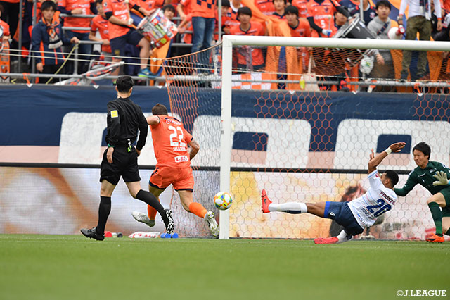 カウンターからゴール前に駆け上がったフアンマ デルガド（大宮）がグラウンダーのクロスを流し込んでこの日2点目を獲得！【明治安田Ｊ２ 第9節 大宮vs横浜FC】