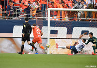 カウンターからゴール前に駆け上がったフアンマ デルガド(大宮)がグラウンダーのクロスを流し込んでこの日2点目を獲得!【明治安田J2 第9節 大宮vs横浜FC】