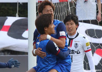 才藤の落としたボールを佐々木 陽次がワンタッチで流し込み、アウェイの富山が開始早々先制点をゲット【明治安田J3 第6節 岩手vs富山】