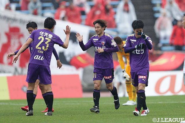 PA手前で金久保 順（京都/#41）が右足を振り抜くと、ボールはDFの足に当たってコースが変わり、ゴールネットへ吸い込まれる【明治安田Ｊ２ 第9節 京都vs金沢】