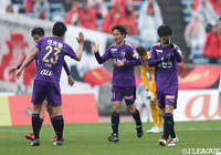 PA手前で金久保 順（京都/#41）が右足を振り抜くと、ボールはDFの足に当たってコースが変わり、ゴールネットへ吸い込まれる【明治安田Ｊ２ 第9節 京都vs金沢】