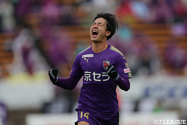 終了間際のPKを決めた仙頭 啓矢（京都）が喜びを爆発させる！【明治安田Ｊ２ 第9節 京都vs金沢】