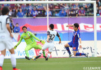 黒川 淳史(水戸)が左足でシュートを放つと、これが飛び出したGKの上を越えてゴールに吸い込まれる!【明治安田J2 第9節 甲府vs水戸】