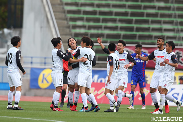 後半ATに得たFKを、志知 孝明（水戸/#7）が左足でゴール左に突き刺し、逆転に成功する【明治安田Ｊ２ 第9節 甲府vs水戸】