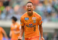 六反のゴールキックからチャンスが生まれると、鄭 大世が豪快にヘディングを叩き込み、清水が先制に成功！【明治安田Ｊ１ 第7節 磐田vs清水】