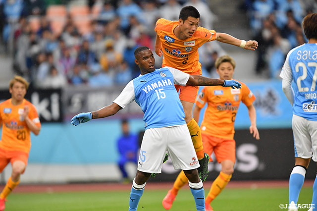 磐田の怒涛の攻撃を体を張った守備で守る立田 悠悟（清水）【明治安田Ｊ１ 第7節 磐田vs清水】