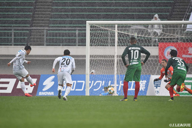 PKのチャンスにイ ジョンホがゴール正面に蹴り込み、長崎が均衡を破る【明治安田Ｊ２ 第9節 岐阜vs長崎】
