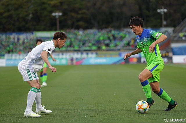 杉岡 大暉（湘南）と田中 隼磨（松本）が1vs1の場面を迎える【明治安田Ｊ１ 第7節 湘南vs松本】