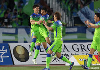 湘南が立て続けに決定機を作り出すと、最後は武富 孝介が押し込んで湘南が先制に成功する【明治安田J1 第7節 湘南vs松本】