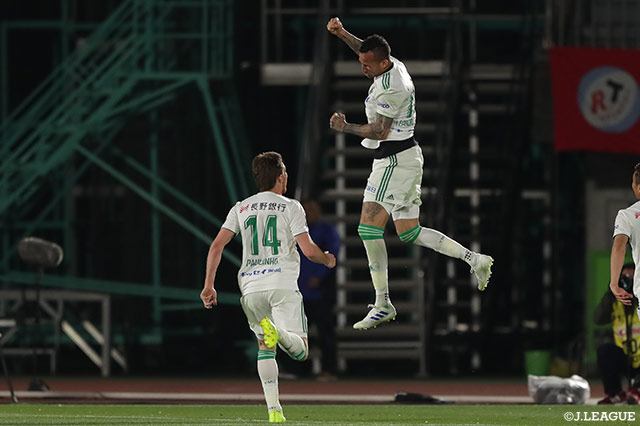 レアンドロ ペレイラがミドルレンジから抑えの利いた強烈なシュートを突き刺し、試合終盤に松本が同点ゴールを獲得【明治安田Ｊ１ 第7節 湘南vs松本】