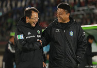 試合後、笑顔で談笑する反町 康治監督と曺 貴裁監督【明治安田J1 第7節 湘南vs松本】