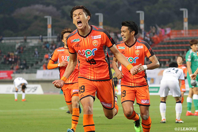 山口がカウンターから相手ゴールに迫ると、相手GKの手からこぼれたボールを菊池 流帆が押し込んで劇的なＪリーグ初ゴールを獲得！【明治安田Ｊ２ 第9節 山口vs鹿児島】