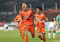 山口がカウンターから相手ゴールに迫ると、相手GKの手からこぼれたボールを菊池 流帆が押し込んで劇的なJリーグ初ゴールを獲得!【明治安田J2 第9節 山口vs鹿児島】