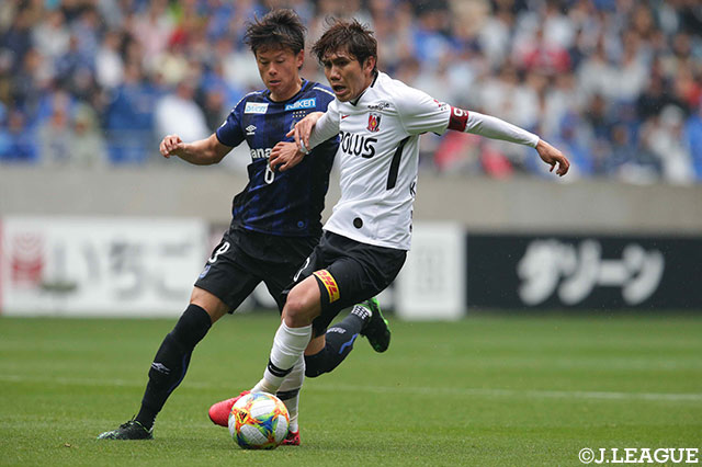 小野瀬 康介（Ｇ大阪）のプレスを受けるもボールをキープする柏木 陽介（浦和）【明治安田Ｊ１ 第7節 Ｇ大阪vs浦和】