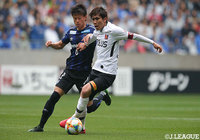 小野瀬 康介（Ｇ大阪）のプレスを受けるもボールをキープする柏木 陽介（浦和）【明治安田Ｊ１ 第7節 Ｇ大阪vs浦和】