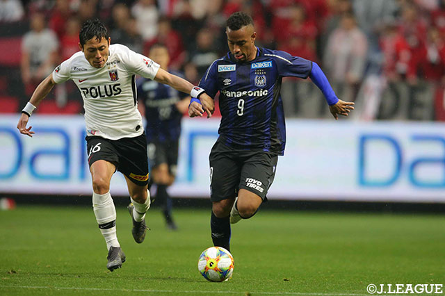 スピードに乗ったドリブルで浦和陣内を突破するアデミウソン（Ｇ大阪）【明治安田Ｊ１ 第7節 Ｇ大阪vs浦和】