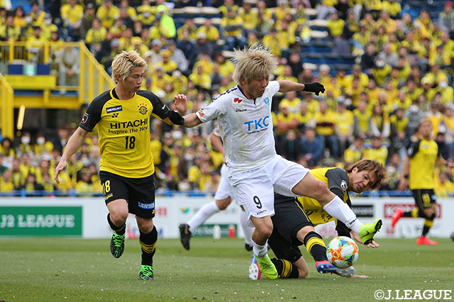 1トップに入った大黒 将志（栃木）がボールをキープする【明治安田Ｊ２ 第9節 柏vs栃木】