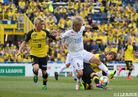 1トップに入った大黒 将志(栃木)がボールをキープする【明治安田J2 第9節 柏vs栃木】