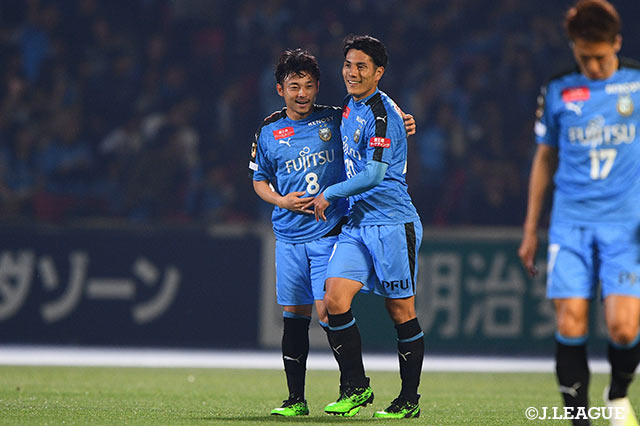 味方が後方に胸で落としたボールを阿部 浩之（#8）が反応し、狙いすましたシュートがゴール右隅に吸い込まれ、川崎Ｆが先制に成功する！【明治安田Ｊ１ 第8節 川崎Ｆvs湘南】