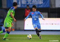 後半25分に途中出場した長谷川 竜也（川崎Ｆ）がドリブルで仕掛け相手陣内に切り込む【明治安田Ｊ１ 第8節 川崎Ｆvs湘南】