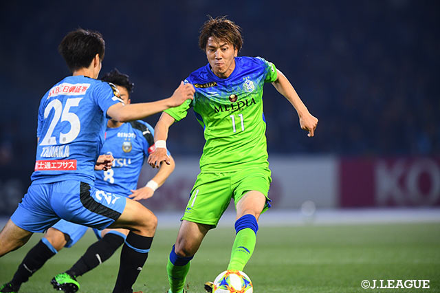 1トップを務めた山﨑 凌吾（湘南）は果敢に相手ゴールに迫り、チャンスを作り出した【明治安田Ｊ１ 第8節 川崎Ｆvs湘南】