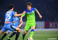 1トップを務めた山﨑 凌吾(湘南)は果敢に相手ゴールに迫り、チャンスを作り出した【明治安田J1 第8節 川崎Fvs湘南】