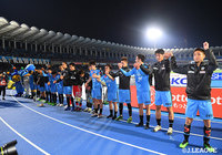 同勝点対決の神奈川ダービーは川崎Ｆが制し、2連勝を達成！応援に駆け付けたサポーターに勝利報告をした【明治安田Ｊ１ 第8節 川崎Ｆvs湘南】