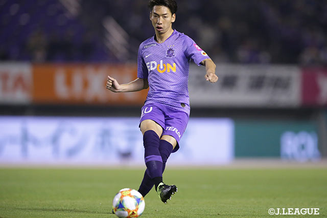 広島のリーグ最少失点の堅守を支えるボランチの川辺 駿は今日もバランスの取れたポジショニングと安定感のあるボール回しで、チームに落ち着きを与えた【明治安田Ｊ１ 第8節 広島vsFC東京】