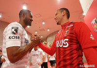 ダンクレー（神戸）とエヴェルトン（浦和）が試合前にがっちりと握手を交わす【明治安田Ｊ１ 第8節 浦和vs神戸】