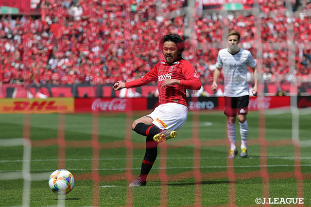 興梠 慎三がPKをゴール右隅に決め、浦和が先制点を獲得した【明治安田Ｊ１ 第8節 浦和vs神戸】