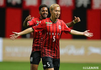 福森 晃斗（札幌/#5）が左足でコントロールされた鋭いシュートを放つと、ボールは弧を描きながら、壁を越えてゴール左上に突き刺さる！華麗な直接FKで追加点を獲得【明治安田Ｊ１ 第8節 札幌vs横浜FM】