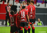 アンデルソン ロペス（札幌/#11）が味方からのやわらかいクロスを強烈なヘディングで地面に叩きつけ、相手を突き放す3点目を奪取。ゴール後、チームメイトと喜びを分かち合う【明治安田Ｊ１ 第8節 札幌vs横浜FM】