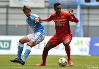 ジョー（名古屋）と激しくマッチアップする大南 拓磨（磐田）【明治安田Ｊ１ 第8節 名古屋vs磐田】